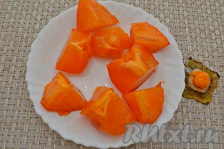 У хурмы удалить плодоножку. Разрезать хурму на кусочки, если есть косточки, тогда их нужно обязательно удалить.